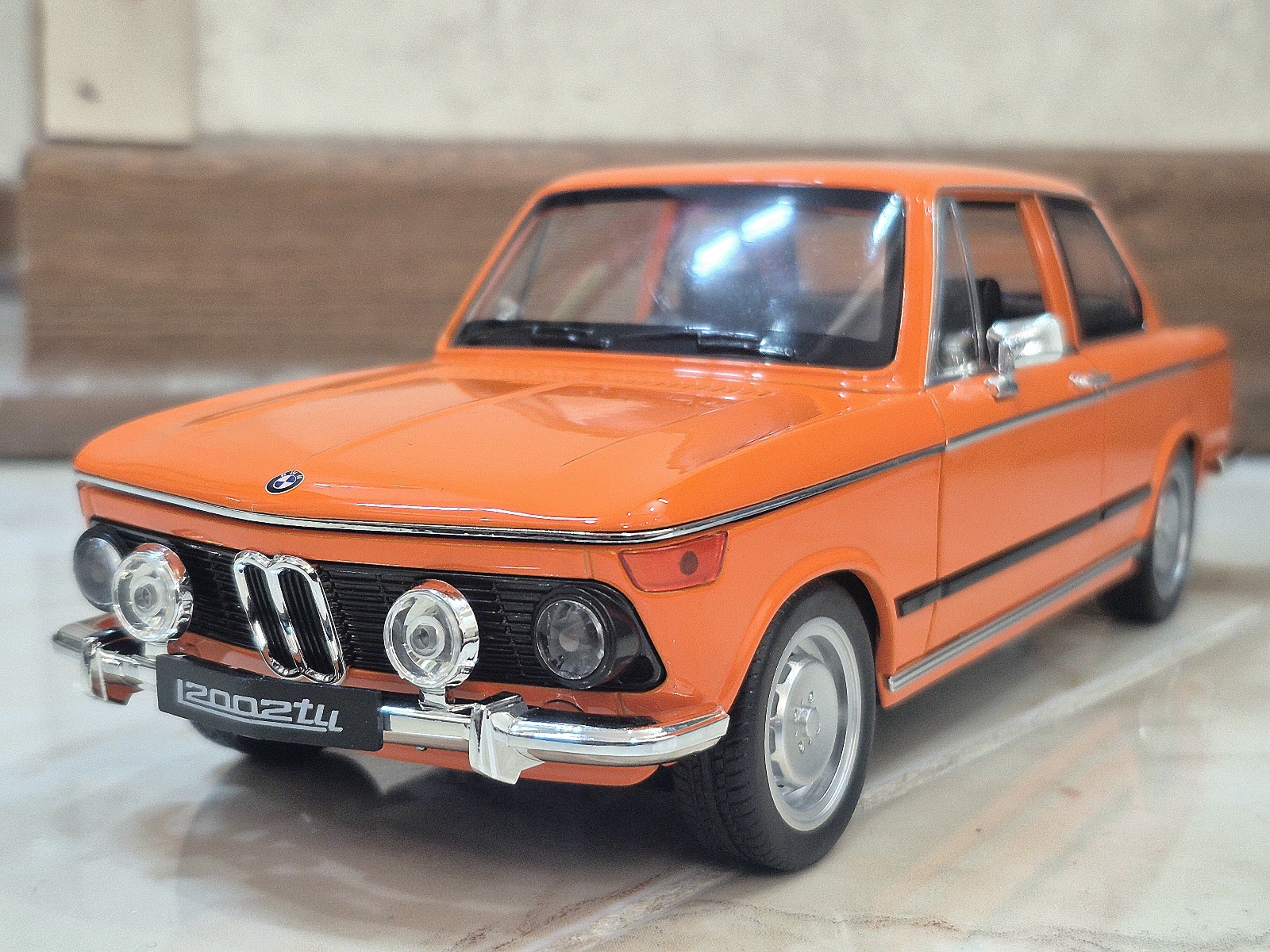ماکت ماشین فلزی بی ام و BMW 2002 tll مقیاس 1:18